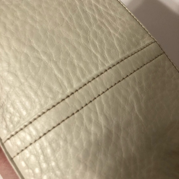 👛 COACH 👛 white pebbled leather wristlet